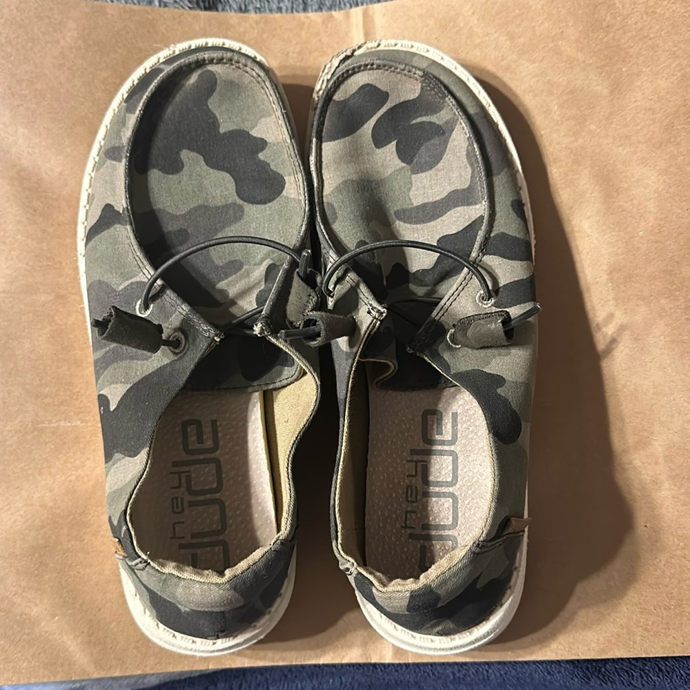 CAMO HEY DUDES SIZE 7